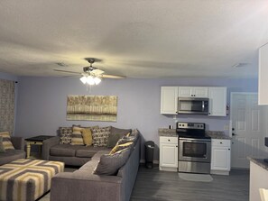Smart TV - Spring basecamp, for up to 6, located less than 3 miles from Fanning Springs. (Trenton)