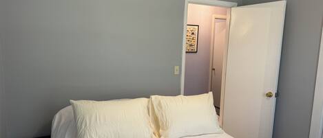 3 bedrooms, WiFi (free), bed sheets