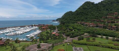 Un puerto deportivo con numerosos barcos, un campo de golf y una zona residencial con casas.