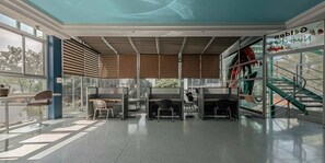 Ein moderner Büroarbeitsplatz mit Büroschränken, einer Treppe und Blick ins Freie.