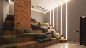 Una moderna scala con sedute integrate, una parete decorativa in mattoni e illuminazione a incasso.