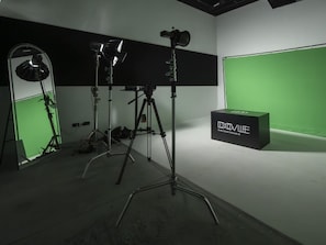 Estudio equipado con luces y un telón de pantalla verde.