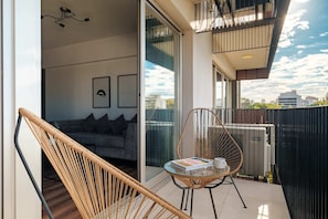 A balcony with a wicker chair, a glass table, and a sofa in the background. - 1 Bedroom with balcony in Palermo Hollywood (Buenos Aires)