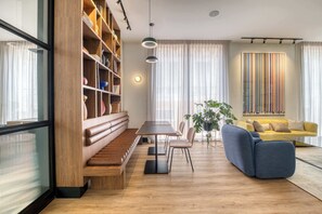 A modern living room with a wooden bench, a dining table, and a sofa. - Chic Central Park Studio (Ciudad de México)
