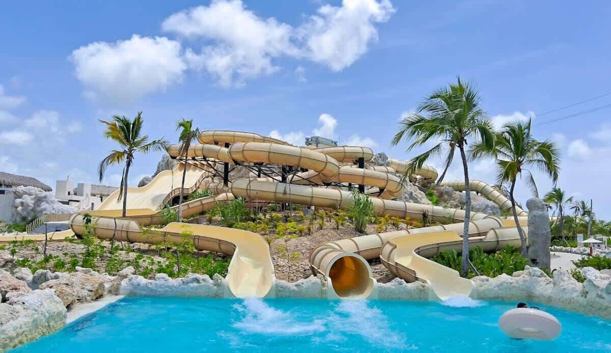 Een waterpark met meerdere glijbanen en een zwembad.