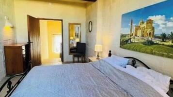 3 bedrooms, iron/ironing board, WiFi, bed sheets