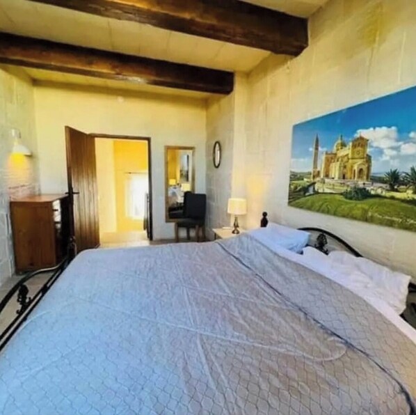 3 habitaciones, tabla de planchar con plancha, wifi y ropa de cama
