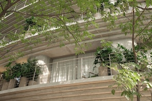 A multi-level balcony with potted plants and a metal railing. - Modern Loft with Balcony & View of Parque Mexico (Ciudad de México)