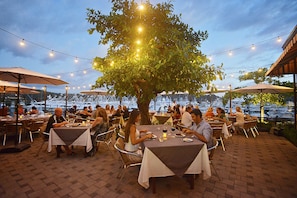 Outdoor dining - Casa Puesta del Sol 5 bdr - Ocean View Family (Playa Herradura)