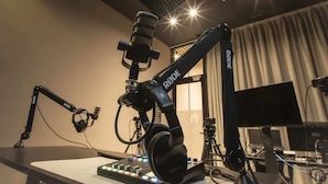 A recording studio with a microphone, headphones, and a mixing console. - Modern 1br Apt great City View (Panamá)