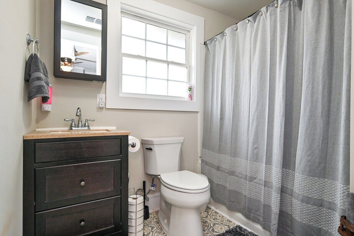 Shower, hair dryer, towels, shampoo
