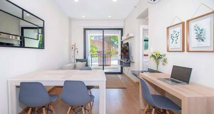 Stylish 1BR King bed Pool, Gym, BBQ Prime Area
