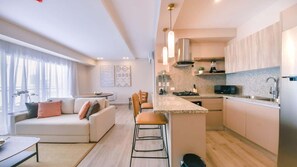 A modern apartment with a kitchen, living area, and dining space. - Flat in Regatta Ii with breakfast included 304 (Santo Domingo)