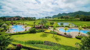 Un complexe hôtelier doté de deux piscines, d’une végétation luxuriante et d’un parcours de golf.