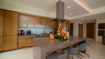 Coffee/tea maker, fridge, microwave, oven