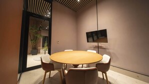 A conference room with a round table, four chairs, a flat-screen TV, and a potted plant. - Feel like home in spacious 1br apartment (Panamá)