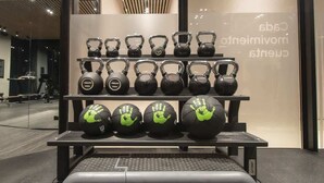 A gym with kettlebells and medicine balls on display. - Feel like home in spacious 1br apartment (Panamá)