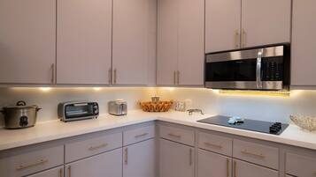Coffee/tea maker, fridge, microwave, oven