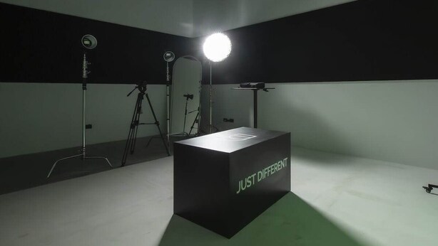 A studio setting with a black box labeled 'JUST DIFFERENT' under a spotlight. - Cozy Urban Loft 1br near Coast (Panamá)