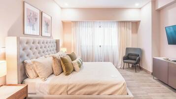 Een bureau, een strijkplank/strijkijzer, wifi, beddengoed