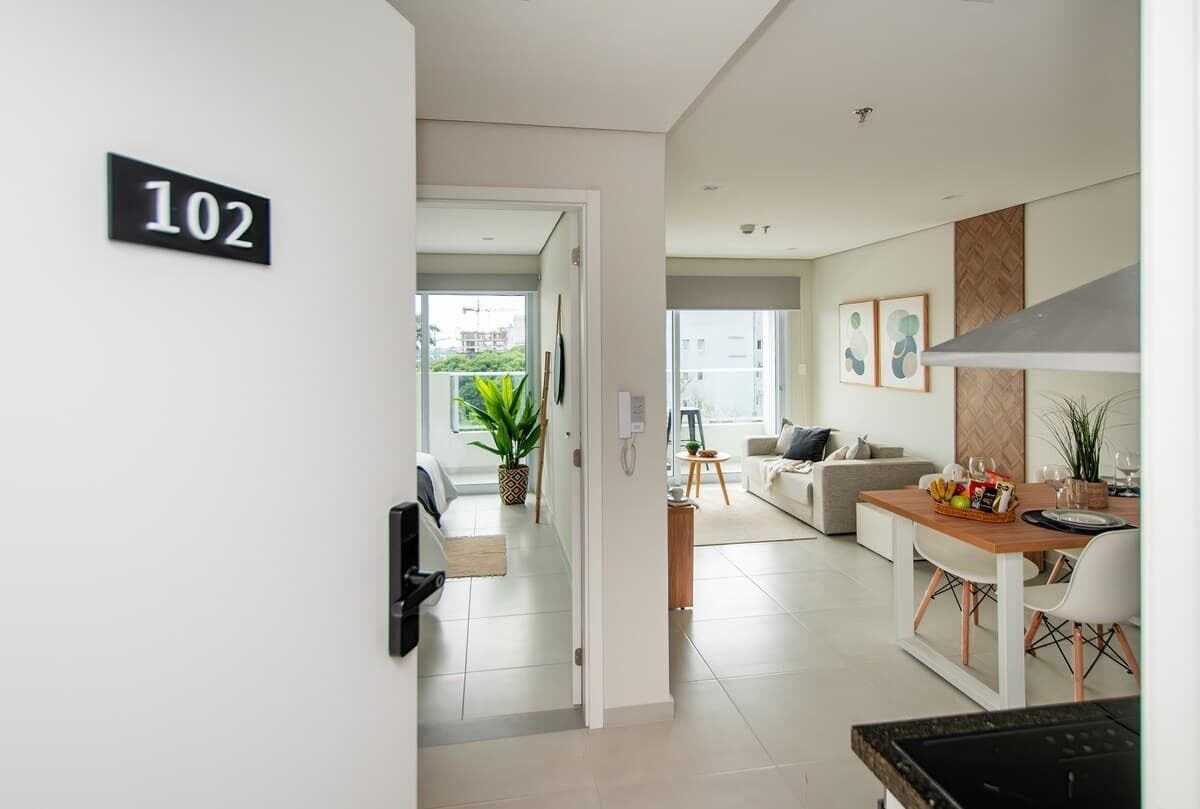 Interior modern d'un apartament amb cuina, menjador i saló.