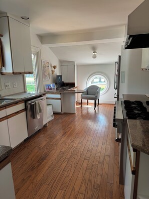 Private kitchen - Spacious 4-bedroom house on golf course. 1 mile to Elon. (Burlington)