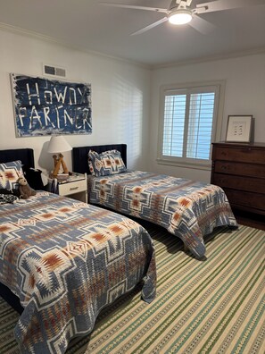 Iron/ironing board, WiFi, bed sheets - Spacious 4-bedroom house on golf course. 1 mile to Elon. (Burlington)