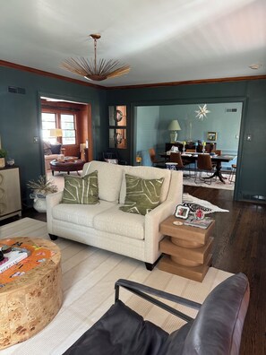 Living area - Spacious 4-bedroom house on golf course. 1 mile to Elon. (Burlington)