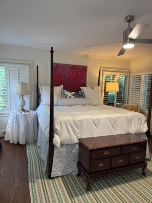 Iron/ironing board, WiFi, bed sheets - Spacious 4-bedroom house on golf course. 1 mile to Elon. (Burlington)