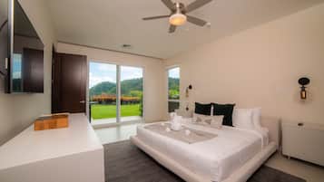 Tabla de planchar con plancha, wifi y ropa de cama