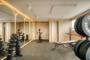 A gym with exercise equipment, a mirror, and a window. - Modern King Studio in Central Roma Norte (Ciudad de México)