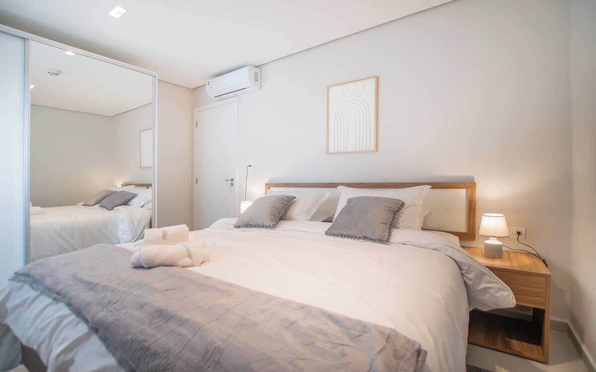 Tabla de planchar con plancha, wifi, ropa de cama