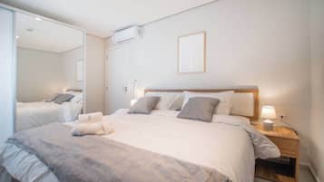 Tabla de planchar con plancha, wifi, ropa de cama