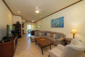TV, stereo - Veranda 8H 3 bedr 3 bath (Playa Herradura)