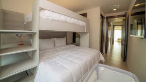 Una camera con letto a castello, scrivania e specchio.