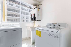 A laundry area with a washing machine, a dryer, and a water heater. - Capitalia  Business Center, Gym & Parking (Ciudad de México)