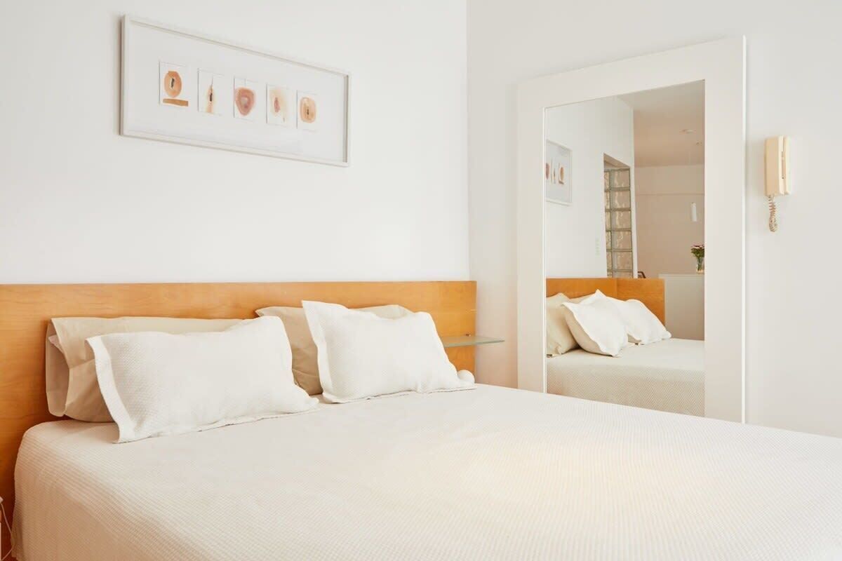 1 habitación, tabla de planchar con plancha, cuna de viaje y wifi 