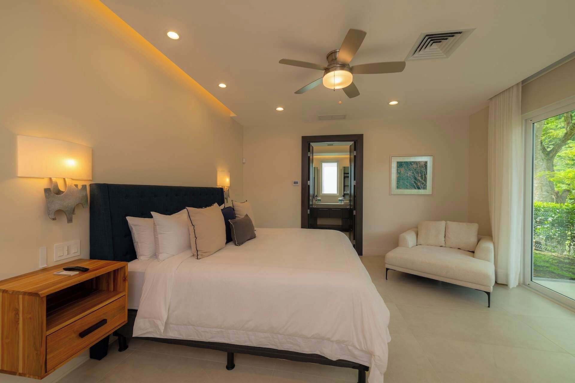 Desk, iron/ironing board, WiFi, bed sheets