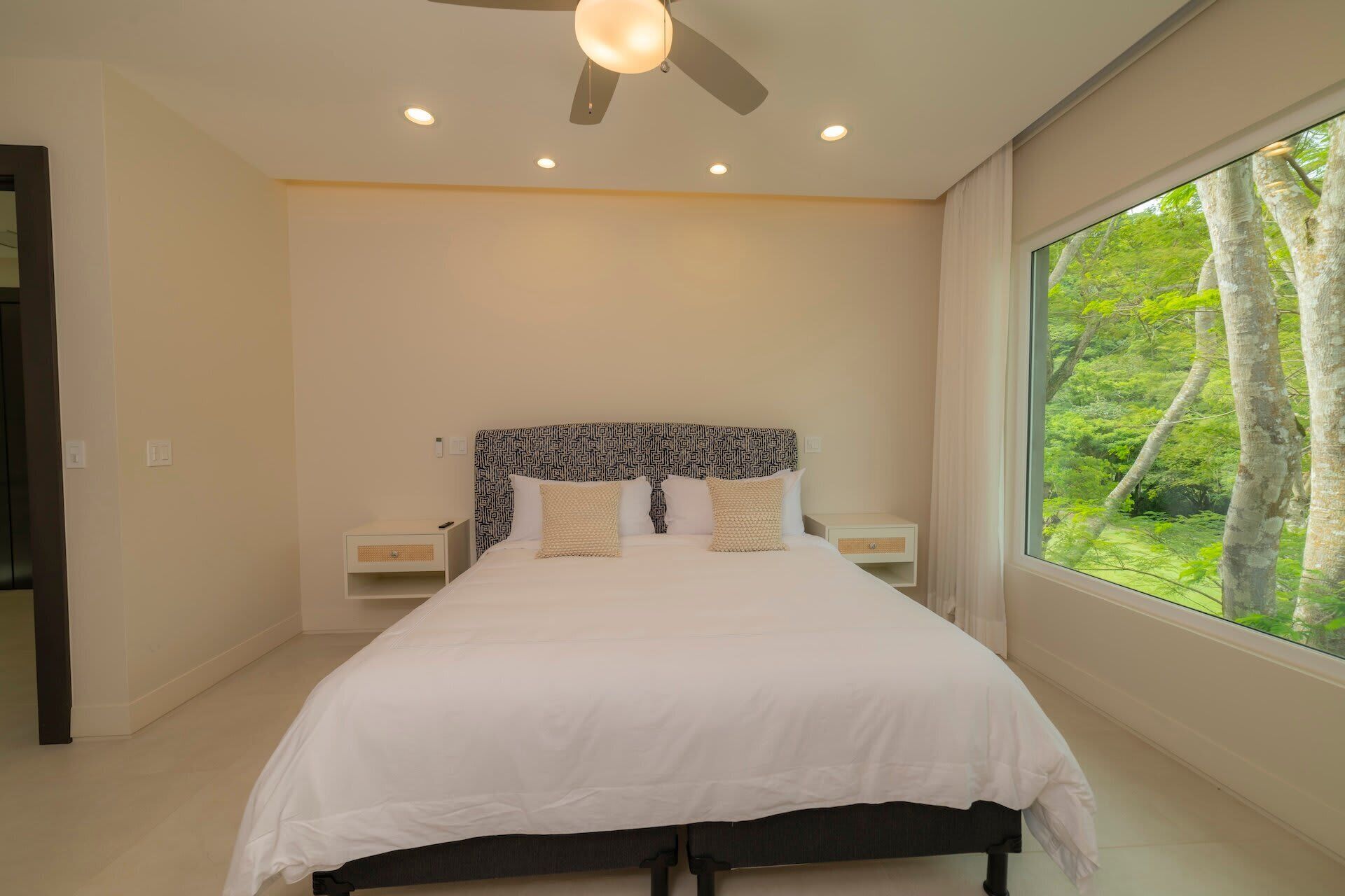 4 bedrooms, desk, iron/ironing board, WiFi