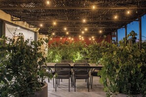 Outdoor dining - Modern Loft with Balcony & View of Parque Mexico (Ciudad de México)