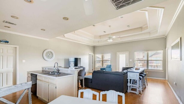 Amplia sala de estar con cocina, mesa de comedor y asientos.