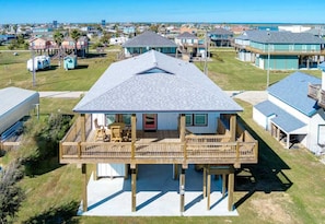 A two-story house with a balcony, a covered porch, and a small deck. - 3 Bd 2 5 Bth, King Bed, Pet Friendly (Bolivar Peninsula)