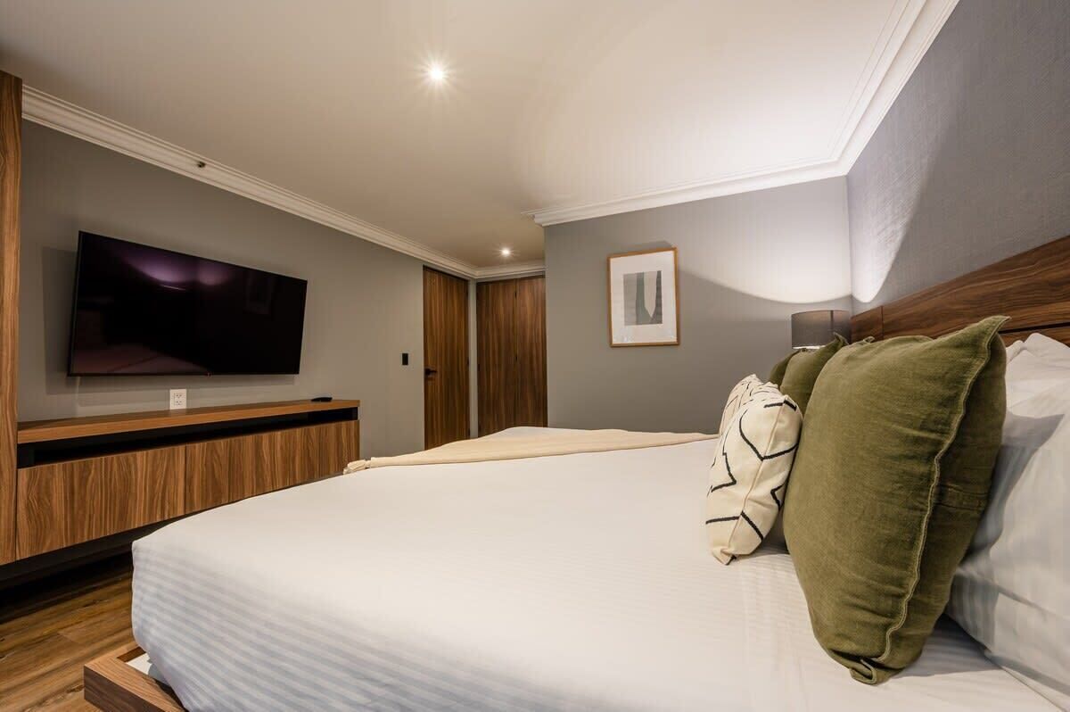 Desk, iron/ironing board, travel cot, WiFi
