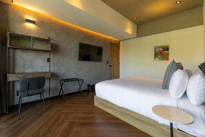 A modern hotel room with a large bed, a desk with a chair, a television, and a small table. - Capitalia ,Terrace, Rooftop Jacuzzi, Gym & more (Ciudad de México)