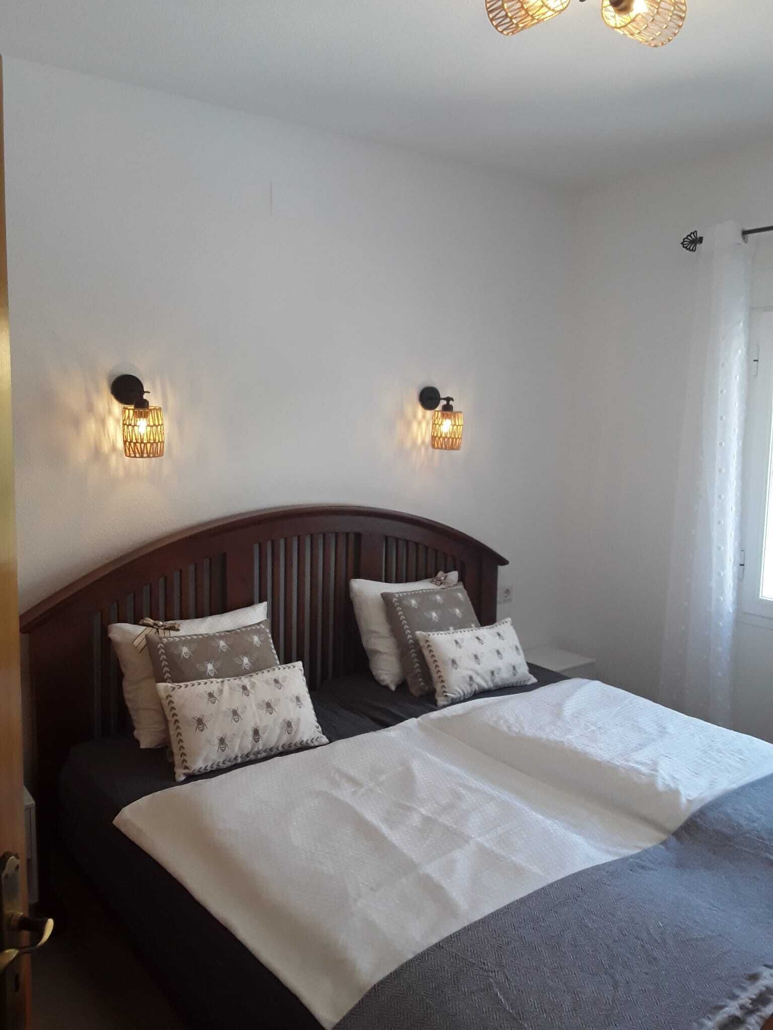 Iron/ironing board, bed sheets