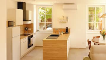 Coffee/tea maker, fridge, microwave, oven