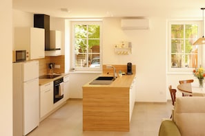 Coffee/tea maker, fridge, microwave, oven - Au Repos Des Fermiers - 55 m² - Private, secure parking - 5 min from the Wine Route (Zeinheim)