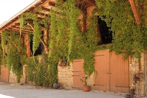 Exterior detail - Au Repos Des Fermiers - 55 m² - Private, secure parking - 5 min from the Wine Route (Zeinheim)