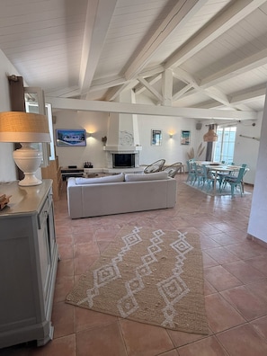 Living area - Royan Area: Large family home with a pool—sleeps 12, 200 meters from the harbor (CHAILLEVETTE)