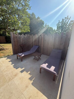 Terrace/patio - Royan Area: Large family home with a pool—sleeps 12, 200 meters from the harbor (CHAILLEVETTE)